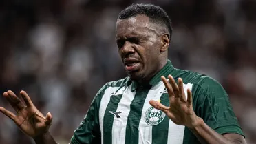 Herói do Coritiba, Jacy deixa o campo de ambulância após concussão