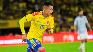 Volante do Athletico comemora vaga da Colômbia após drama familiar na Copa