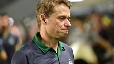 Seabra explica reservas contra o Santos e exalta força do elenco do Coritiba