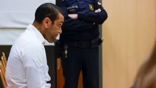 Daniel Alves sustenta que jovem o seguiu ao banheiro e fez sexo consensual
