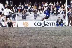 É difícil encontrar uma foto do Jairo jogando em cores. Taí um Atletiba de 76.