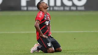 Destaque, Nikão desconversa sobre permanência no Athletico