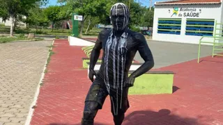 Estátua de Daniel Alves em Juazeiro é vandalizada após condenação por estupro