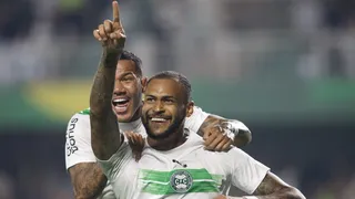 Brumado marca duas vezes, mas Coritiba vacila em casa e empata com o líder