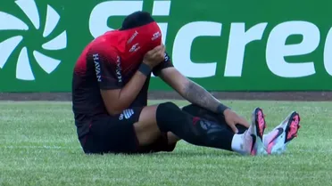 Com histórico de lesões graves, atacante do Athletico sai chorando na semifinal