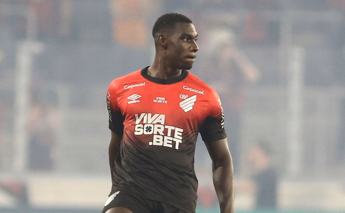Zagueiro Carlos Terán em ação pelo Athletico durante partida.