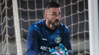 Experiente, goleiro do Coritiba chora após vitória: “Senti aquela emoção de moleque”