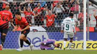 Com pênalti defendido, goleiro Léo Linck comenta estreia no Brasileirão