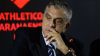 Petraglia deixou que os papéis se invertessem no Athletico e perdeu o controle