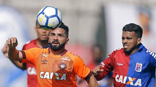 O uniforme horroroso do Atlético e a falta de futebol na Vila