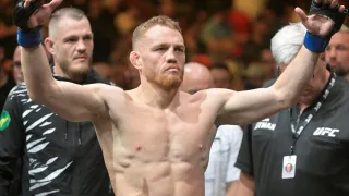 Campeão passa sufoco na balança e quase perde cinturão antes do UFC 322