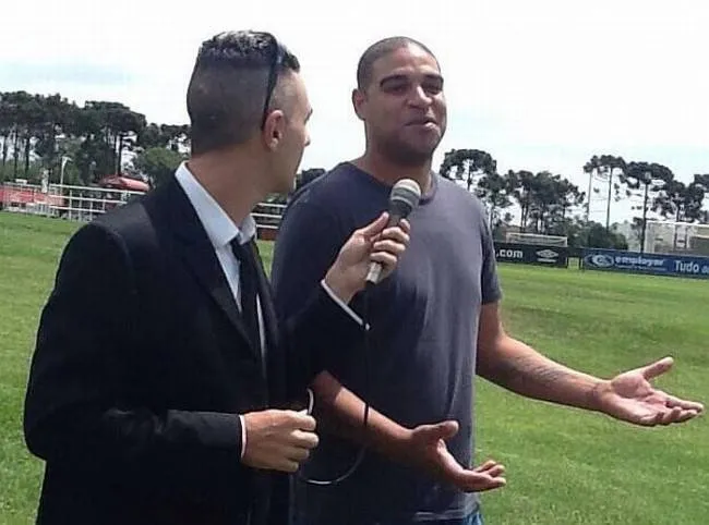 Na chegada ao CT do Caju, Adriano dá entrevista ao programa CQC da Itália: Imperador no Atlético já chama a atenção da imprensa interancional (Crédito: Divulgação MCAtrês)