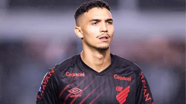 Arthur Dias volta da seleção ao Athletico com novo interessado no mercado