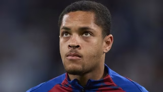 Gigante inglês prepara oferta milionária para tirar Vitor Roque do Barcelona