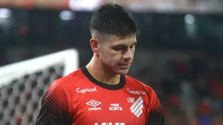 Athletico: Zapelli ganha homenagem, mas é alvo de polêmica em substituição