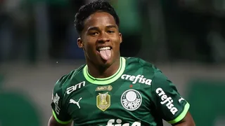 Endrick desembarca na Espanha para conhecer futuros companheiros e ver jogo do Real Madrid