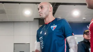 Seis jogadores do Fortaleza ficam feridos após ataque a ônibus