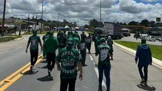 Torcida do Coritiba confronta protestos e fura bloqueios na volta de Caxias