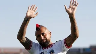Helicóptero, cavalo e coroa: veja como Vidal foi recebido no Colo-Colo