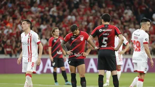 O Athletico iria ganhar do Estudiantes, mas o VAR era argentino