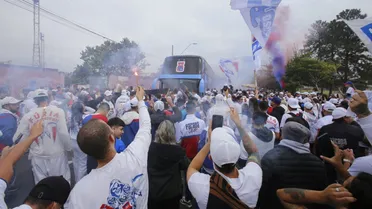 Após 260 dias, Paraná Clube volta a jogar e é recepcionado com festa da torcida