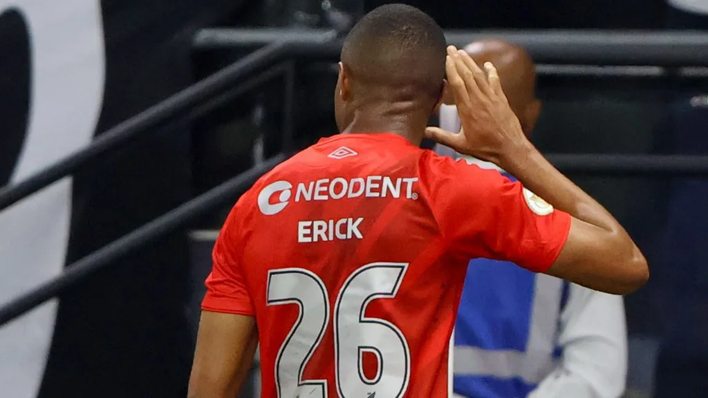 erick-corinthians-athletico-brasileirao