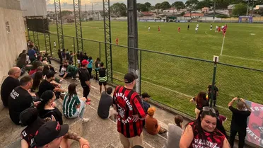 Atletiba feminino tem torcida mista, campo de várzea e “escuridão”