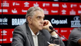 Petraglia pede afastamento do Athletico por questões de saúde