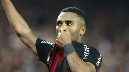 Athletico embala contra o Internacional e cola no Flamengo no Brasileirão