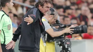 Cuca explica motivo do corte de estrangeiros e elogia lateral
