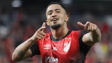 “É isso que eu faço”: Atacante do Athletico crava selo de talismã com gol épico