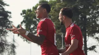 Emprestado pelo Coritiba, atacante marca em estreia como titular na Europa