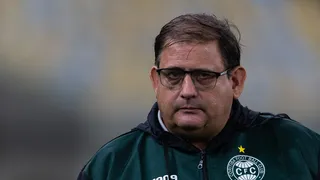 Guto adota discurso sincerão após goleada: “Tomamos gol de tudo que é jeito”