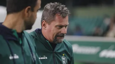 Técnico do Coritiba fala sobre pressão e proximidade com a zona do rebaixamento