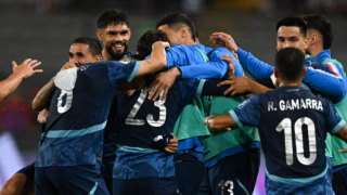Ex-Coritiba brilha e marca gol histórico em rodada final das Eliminatórias