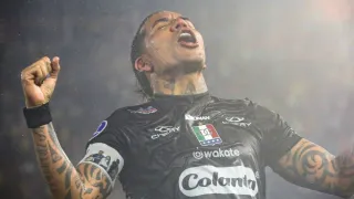 Aos 40 anos, ex-Athletico volta a brilhar e se isola na artilharia da Sul-Americana