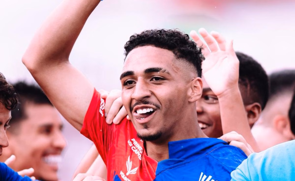 Ruan Lima comemora gol pelo Paraná Clube na Vila Capanema