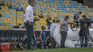 Aposta do Coritiba em três zagueiros não funciona, mas técnico defende sistema