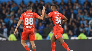 Nikão marca gol em eliminação e reestreia após uma semana afastado no Athletico