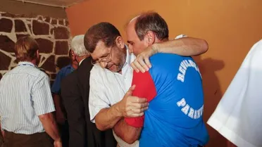 Eleição na Vila. Apito. Camisa