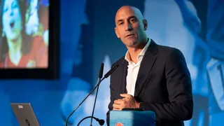 Presidente da Federação Espanhola é denunciado por “ato sexista” após beijar jogadora