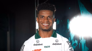 Após novela, Coritiba anuncia lateral Jamerson; veja os números do novo reforço