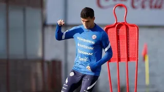 Em dúvida entre defender Chile ou Estados Unidos, atacante abandona concentração