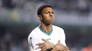 Coritiba renova contrato de atacante por mais três temporadas