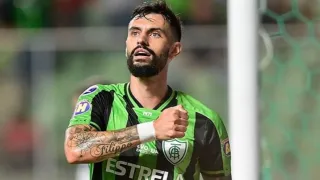 Presidente do América-MG destaca amizade com Petraglia e revela interesse do Athletico por gringo