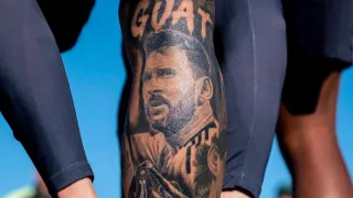 Inspiração? Promessa do Coritiba reúne Messi e Pelé em coleção de tatuagens
