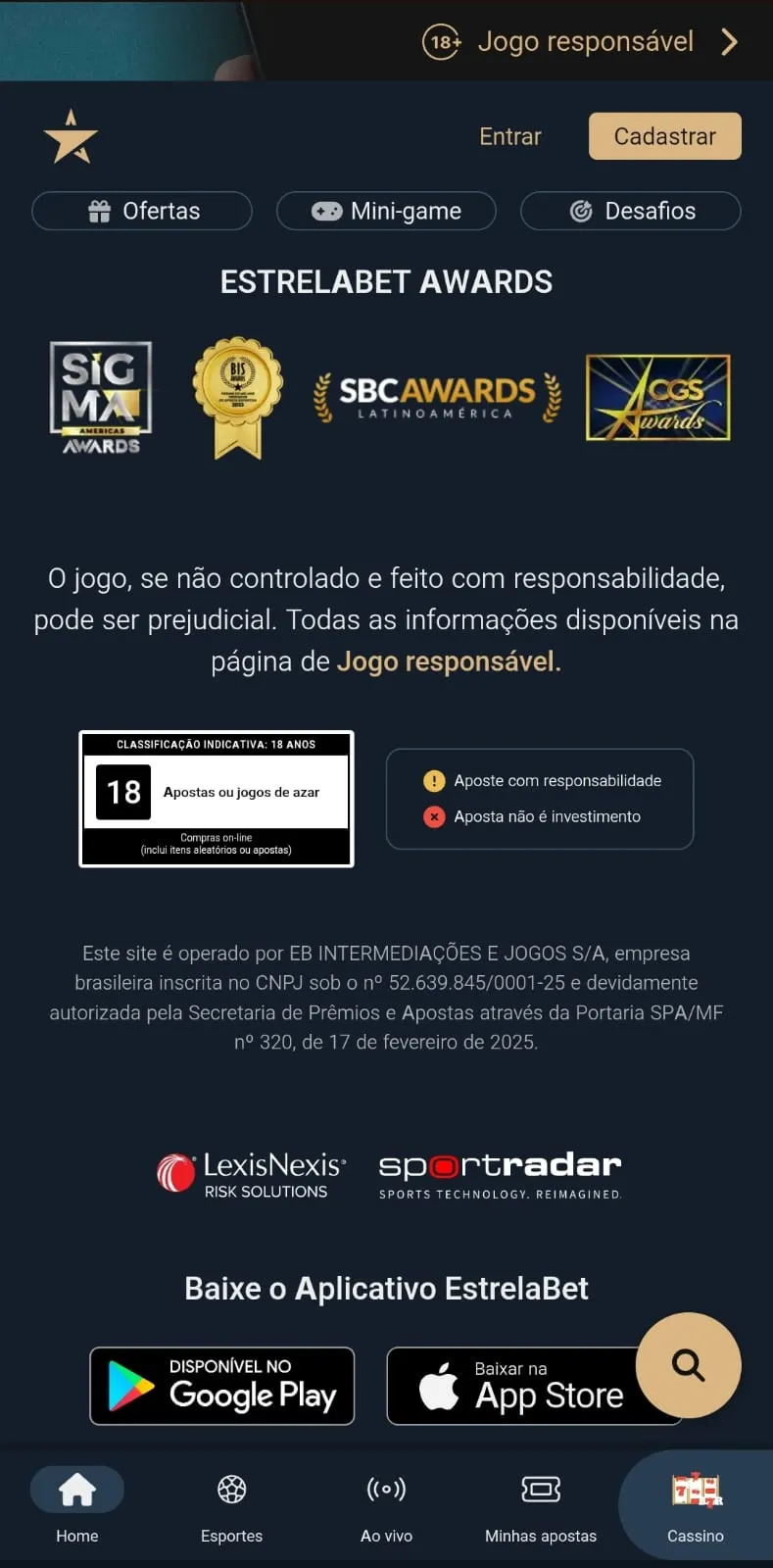 Rodapé do site mobile da Estrelabet com as premiações da operadora e atalhos para o app da Play Store e App Store da casa
