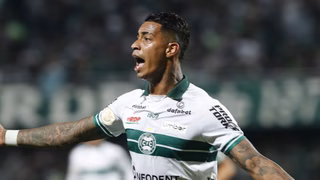 Coritiba afasta Alef Manga de treinos no CT; futuro de jogador segue indefinido