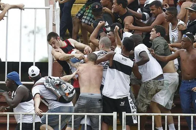 Torcedor atleticano espancado por vascaínos na Arena Joinville (Foto: Albari Rosa / Gazeta do Povo)