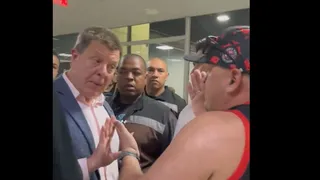 Torcedores do Athletico invadem área interna da Arena e discutem com dirigentes